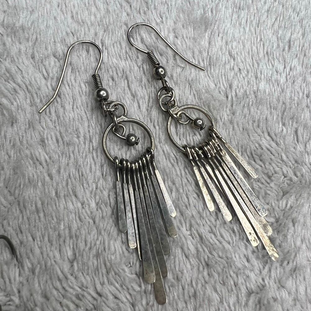 Vintage 4 Pairs of Silver Tone Earrings: Small Dangles, Feathers, Dream Catcher - Picture 3 of 10
